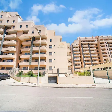 公寓 Modern In With Swimming Pool
