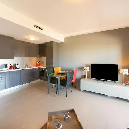 Modern In With Swimming Pool * 波尔蒂芒